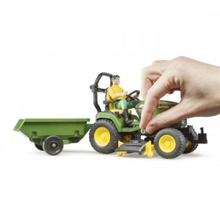 BRUDER John Deere Çim Biçme Traktörü ve Bahçıvan
