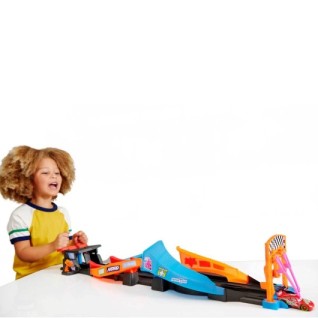 MATTEL Cars Karanlıkta Parlayan Yarışçılar Pist Seti